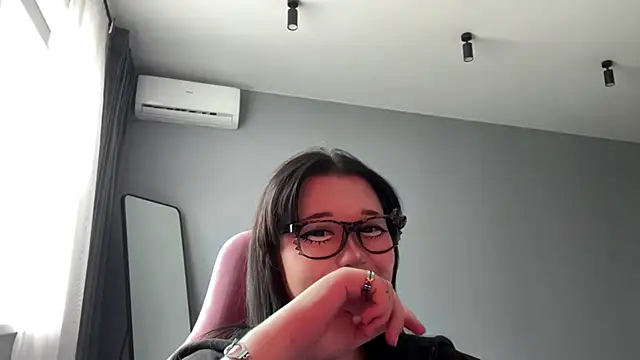 Alinalovelove online show from April 17, 2026, 1:03 pm