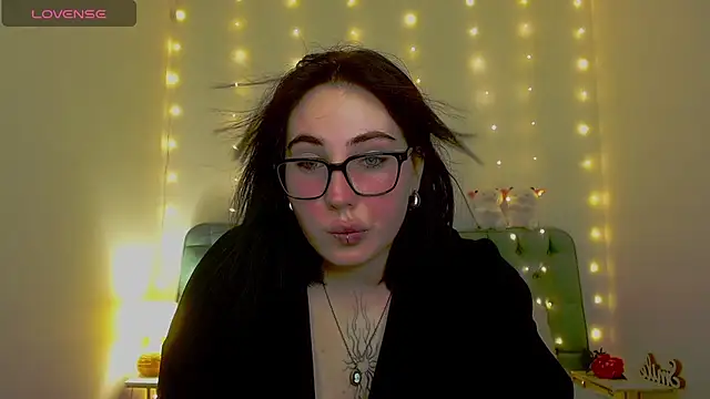 Snapshot of Shiraazsh_ chatting on May 5, 2026, 8:45 pm Shiraazsh online show from May 5, 2026, 8:45 pm