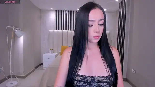 Snapshot of PaulineSanz chatting on May 16, 2026, 7:24 pm PaulineSanz online show from May 16, 2026, 7:24 pm