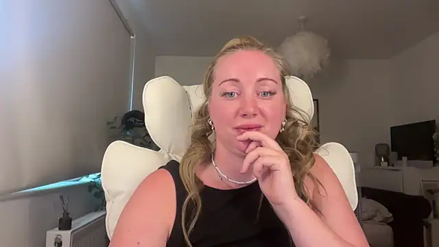 arielsweetieee online show from June 3, 2026, 3:50 pm