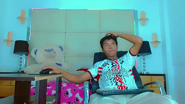 Snapshot of Chris_Hott chatting on May 6, 2026, 2:15 am Chris Hott online show from May 6, 2026, 2:15 am