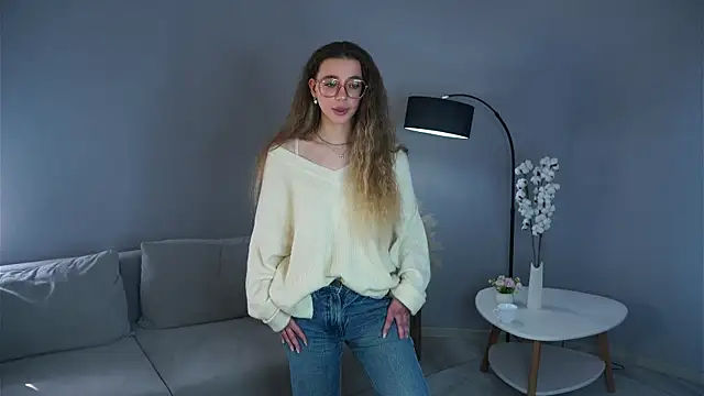 KaraCose online show from April 18, 2026, 4:37 am