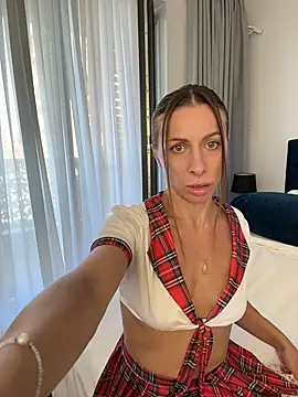 Mira Luna online show from July 13, 2026, 4:17 pm