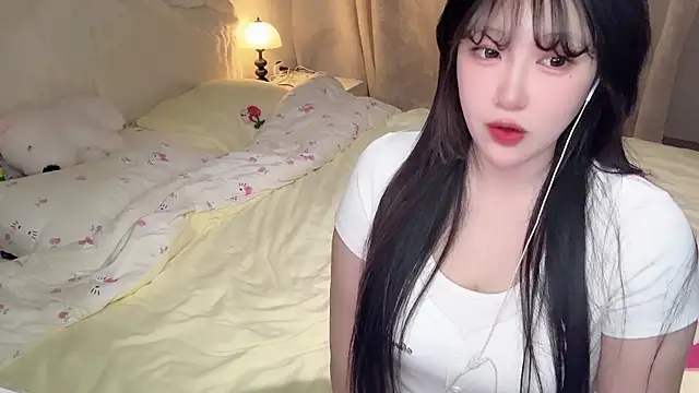 SweetButWildbaby online show from April 27, 2026, 6:44 am