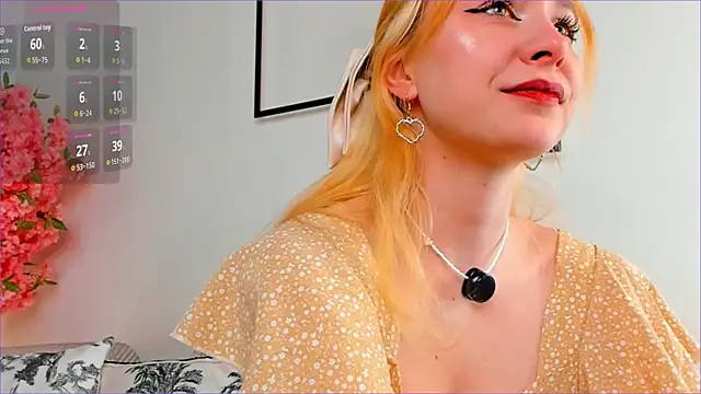 TwinkleFox online show from May 5, 2026, 1:52 am