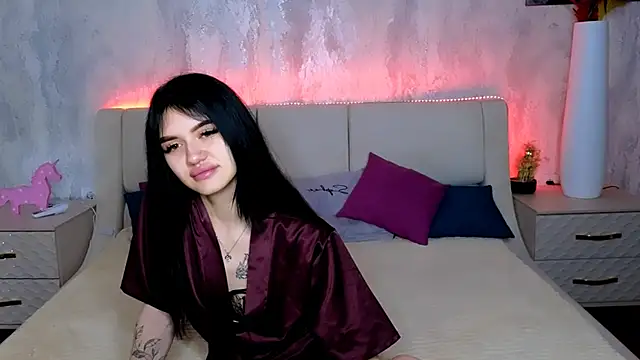 Snapshot of Holly_Beck chatting on May 19, 2026, 12:48 am Holly Beck online show from May 19, 2026, 12:48 am