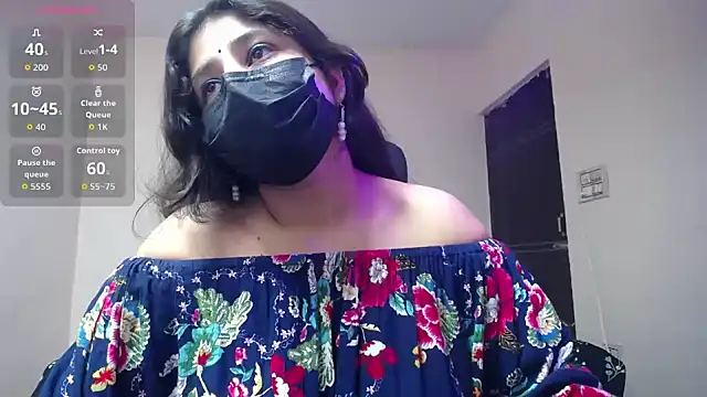 -Queenie online show from May 29, 2026, 6:47 pm