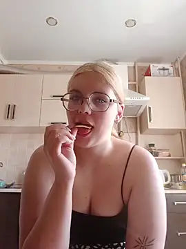 Snapshot of LoisFox chatting on June 6, 2026, 6:51 am LoisFox online show from June 6, 2026, 6:51 am