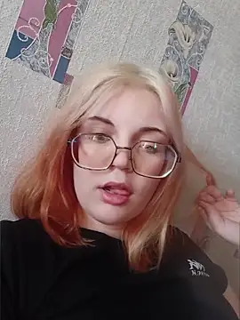 Snapshot of LoisFox chatting on May 17, 2026, 6:13 am LoisFox online show from May 17, 2026, 6:13 am