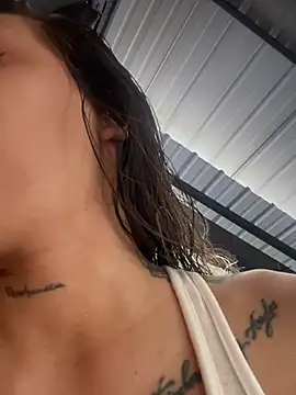 SinSirenXXX online show from May 6, 2026, 1:04 pm