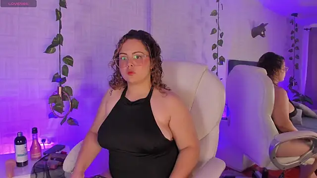 Samantha Greey  online show from May 11, 2026, 8:28 pm