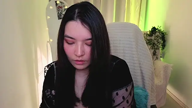MomoRins online show from May 12, 2026, 9:54 pm