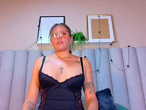 LiaaMoretti   online show from April 28, 2026, 3:11 am