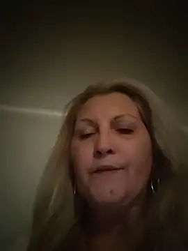 Snapshot of Divineblond chatting on November 26, 2025, 8:42 pm Divineblond online show from November 26, 2025, 8:42 pm