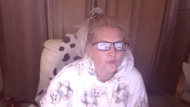 Snapshot of Divineblond chatting on November 7, 2025, 7:29 pm Divineblond online show from November 7, 2025, 7:29 pm