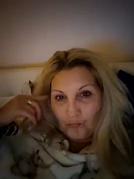 Snapshot of Divineblond chatting on December 17, 2025, 8:36 pm Divineblond online show from December 17, 2025, 8:36 pm