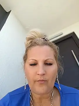 Divineblond online show from May 15, 2026, 1:42 pm