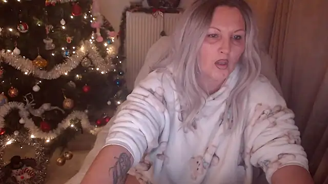 Snapshot of Divineblond chatting on December 21, 2025, 10:32 pm Divineblond online show from December 21, 2025, 10:32 pm