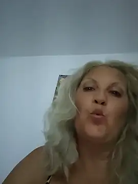 Snapshot of Divineblond chatting on July 5, 2026, 10:38 pm Divineblond online show from July 5, 2026, 10:38 pm