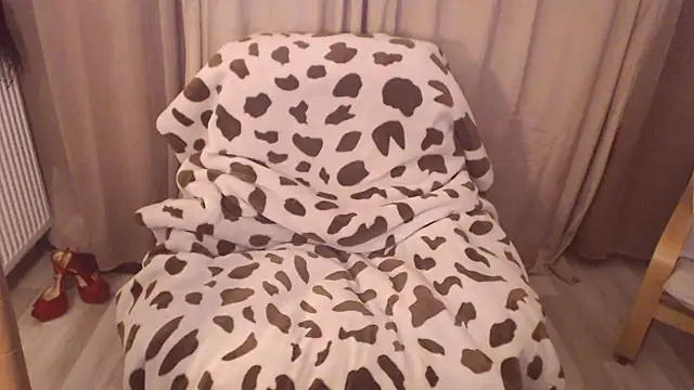 Snapshot of Divineblond chatting on November 6, 2025, 8:35 pm Divineblond online show from November 6, 2025, 8:35 pm