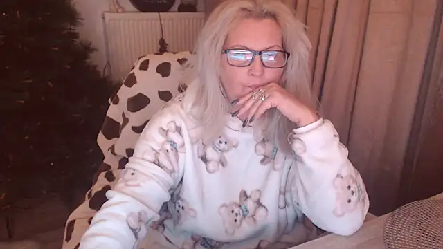 Snapshot of Divineblond chatting on November 18, 2025, 10:13 pm Divineblond online show from November 18, 2025, 10:13 pm