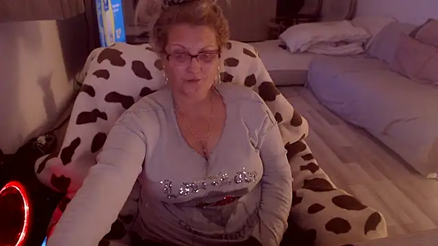 Snapshot of Divineblond chatting on January 12, 2026, 11:31 pm Divineblond online show from January 12, 2026, 11:31 pm