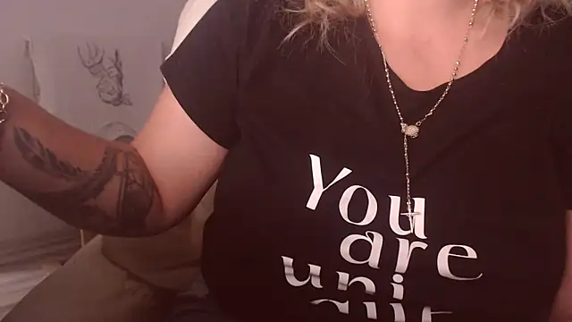 Divineblond online show from September 17, 2025, 2:41 pm