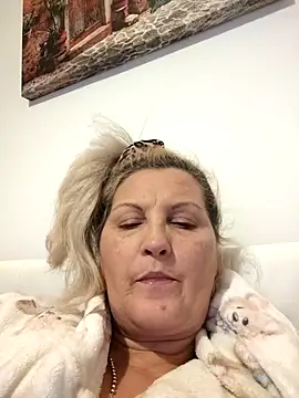 Snapshot of Divineblond chatting on December 19, 2025, 9:06 pm Divineblond online show from December 19, 2025, 9:06 pm