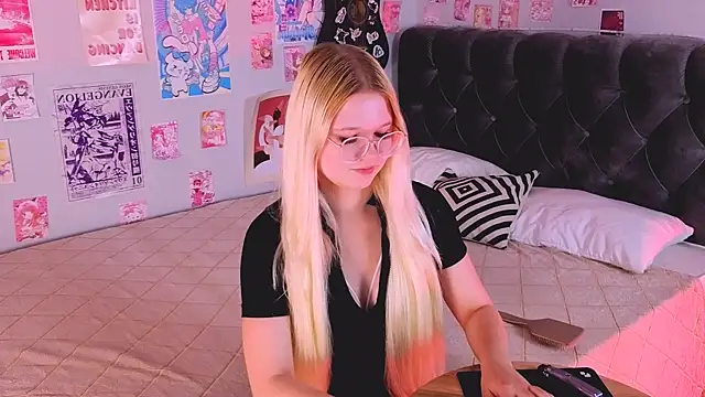 LunariaFox online show from July 31, 2026, 2:37 pm