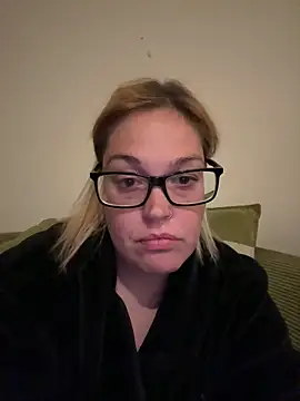 SecretRavenXO online show from May 15, 2026, 10:41 pm