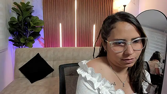 Sharon rhodes  online show from April 26, 2026, 2:14 pm