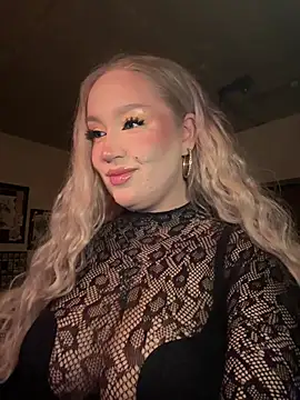 GlamorousBlond online show from April 28, 2026, 5:50 pm