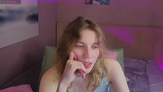 Emily Cartex online show from July 6, 2026, 5:47 am