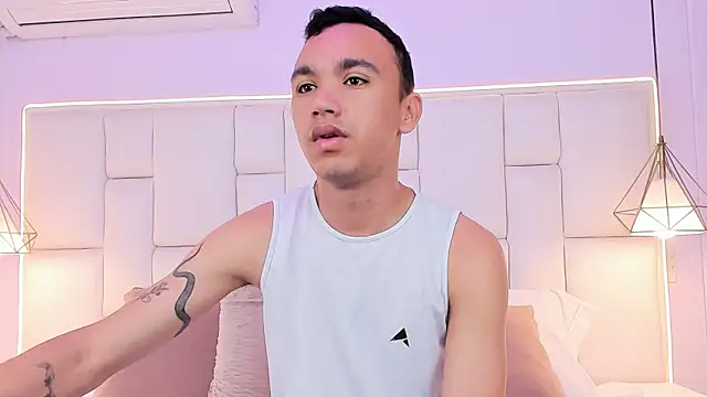 AndresSolorzano1 online show from May 5, 2026, 12:52 pm