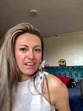 Snapshot of Angel_Nova_ chatting on June 14, 2026, 8:32 pm Angel Nova online show from June 14, 2026, 8:32 pm