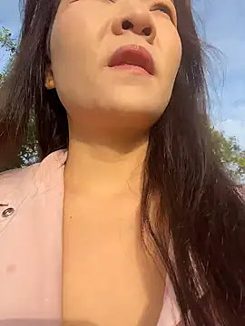 xiaochengzi505 online show from April 28, 2026, 11:42 pm