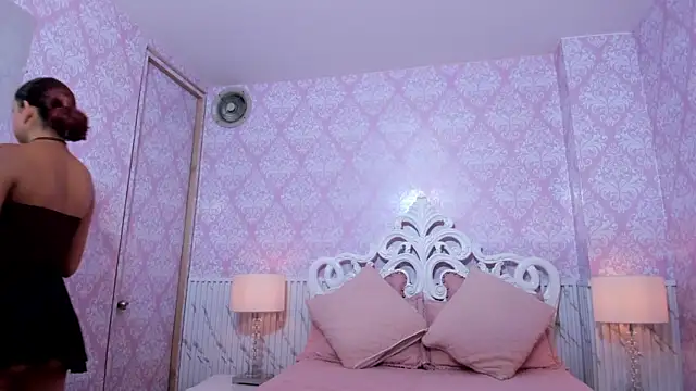Miabloom19  online show from June 5, 2026, 10:59 pm