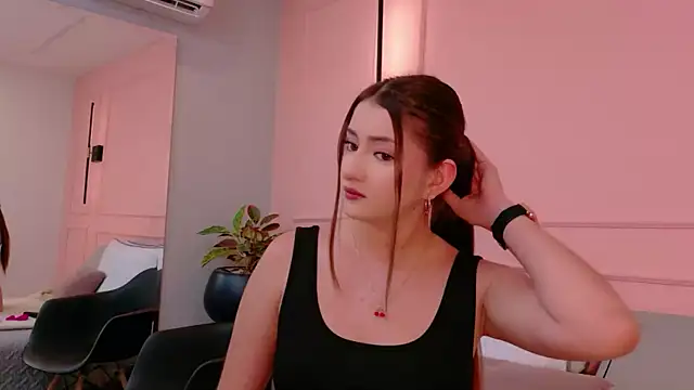 DanielleDNicola online show from June 7, 2026, 12:43 pm