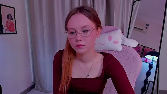 FloraLarsson online show from May 8, 2026, 4:16 am