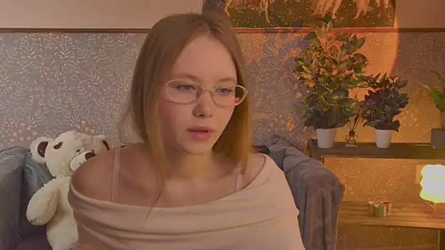 FloraLarsson online show from May 30, 2026, 10:32 am