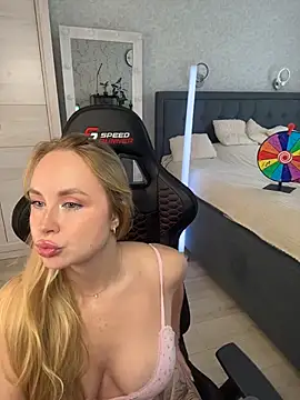 Kitty-Kelsi online show from May 5, 2026, 7:22 am