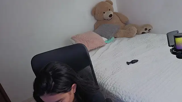 valerihouse  online show from June 13, 2026, 12:19 am