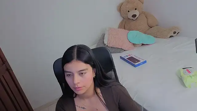 valerihouse  online show from May 16, 2026, 11:48 pm