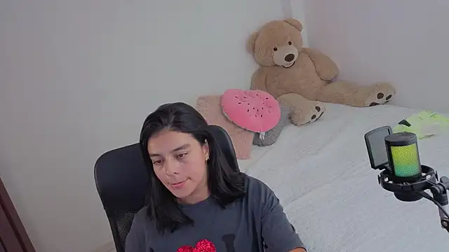 valerihouse  online show from June 3, 2026, 1:39 am