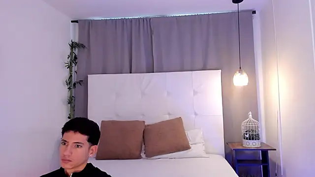 Snapshot of Alejo-and-Thiago chatting on May 28, 2026, 12:22 pm Alejo-and-Thiago online show from May 28, 2026, 12:22 pm