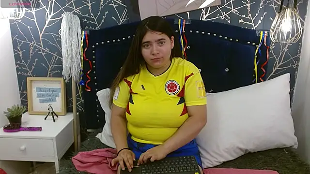 Snapshot of Laurha_ chatting on June 27, 2026, 12:11 pm Laurha online show from June 27, 2026, 12:11 pm