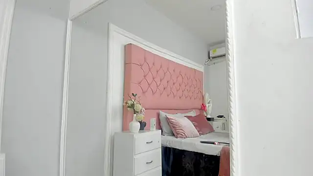 SarahDoll   online show from July 6, 2026, 1:51 pm