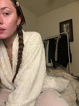daisycollins online show from May 6, 2026, 12:42 pm