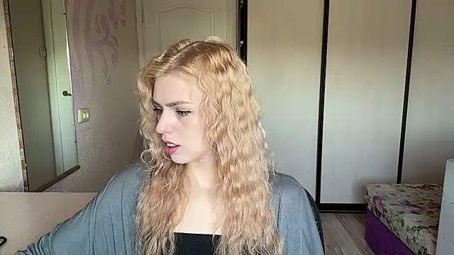 ScarlettRosy online show from May 17, 2026, 4:23 am