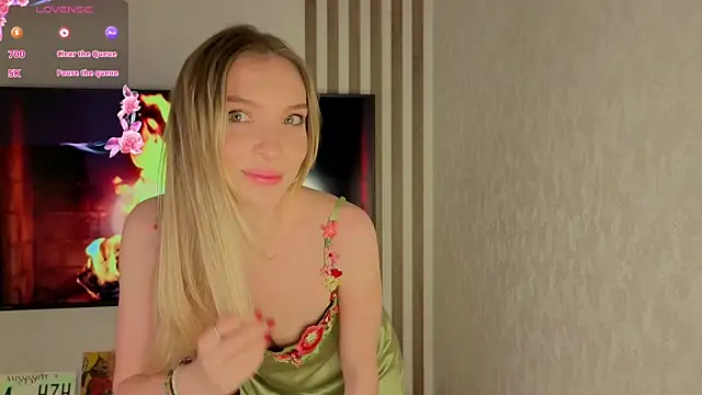 NikkiNicoleNyx online show from May 12, 2026, 8:21 am